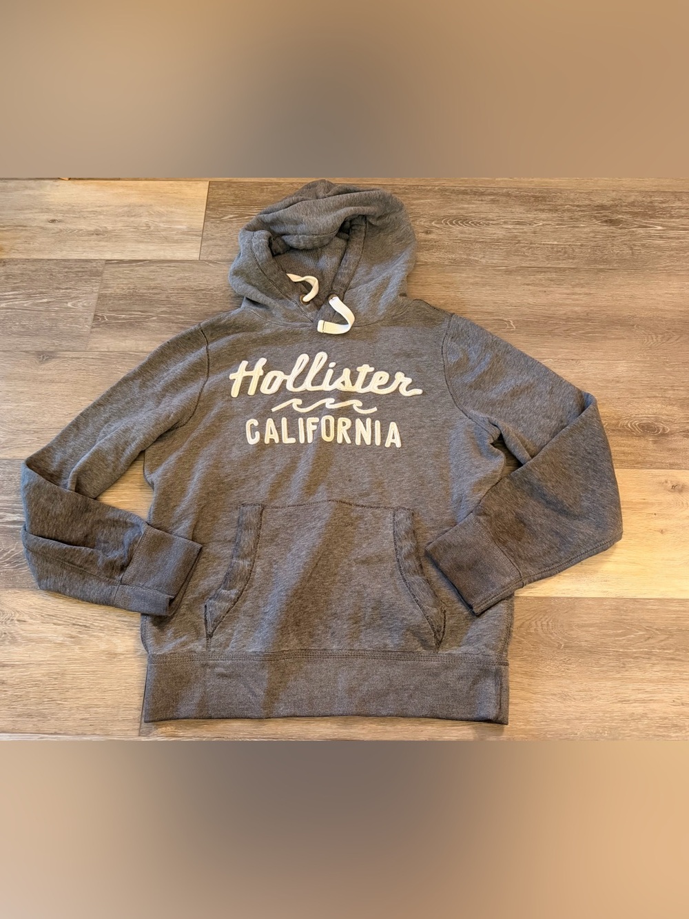 Hollister Sweatshirt in Gray - Size Medium